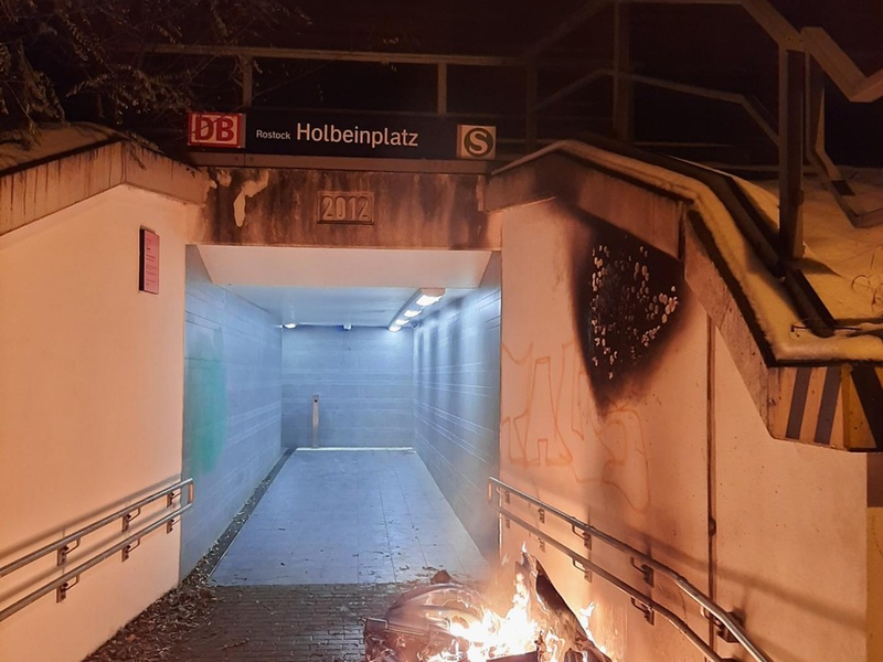 BPOL-HRO: Dixi vollständig ausgebrannt - Foto: presseportal.de