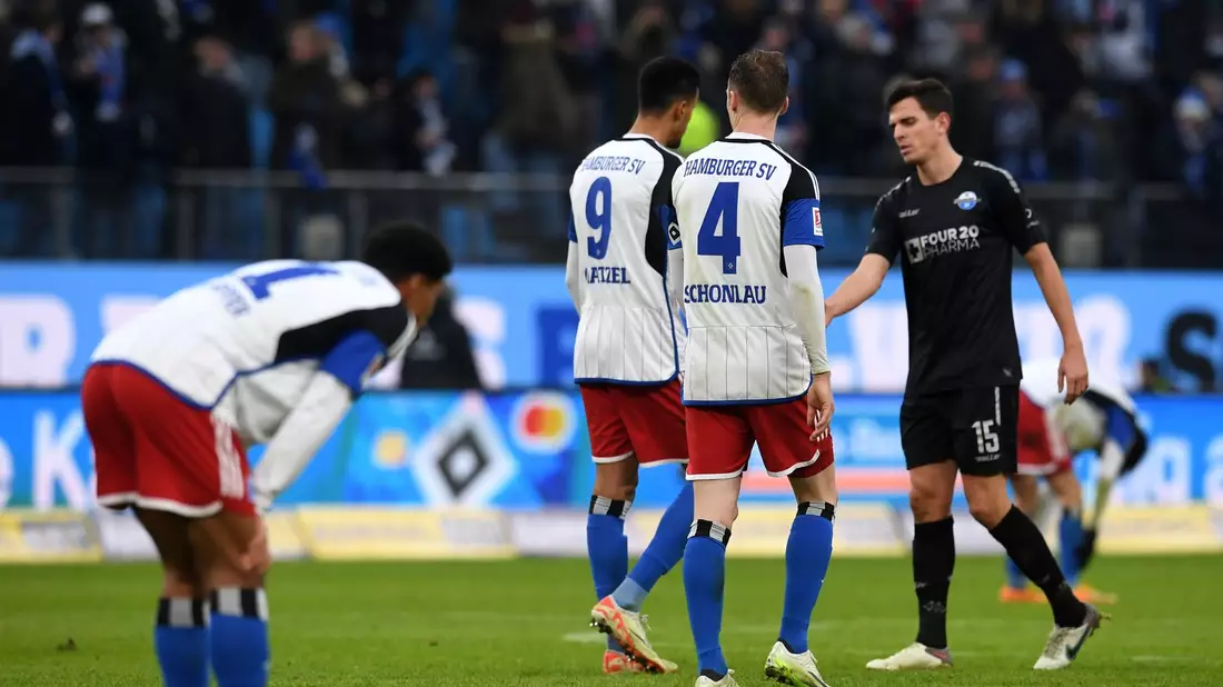 Der Hamburger SV verlor gegen den SC Paderborn. - Bild: Daniel Bockwoldt/dpa