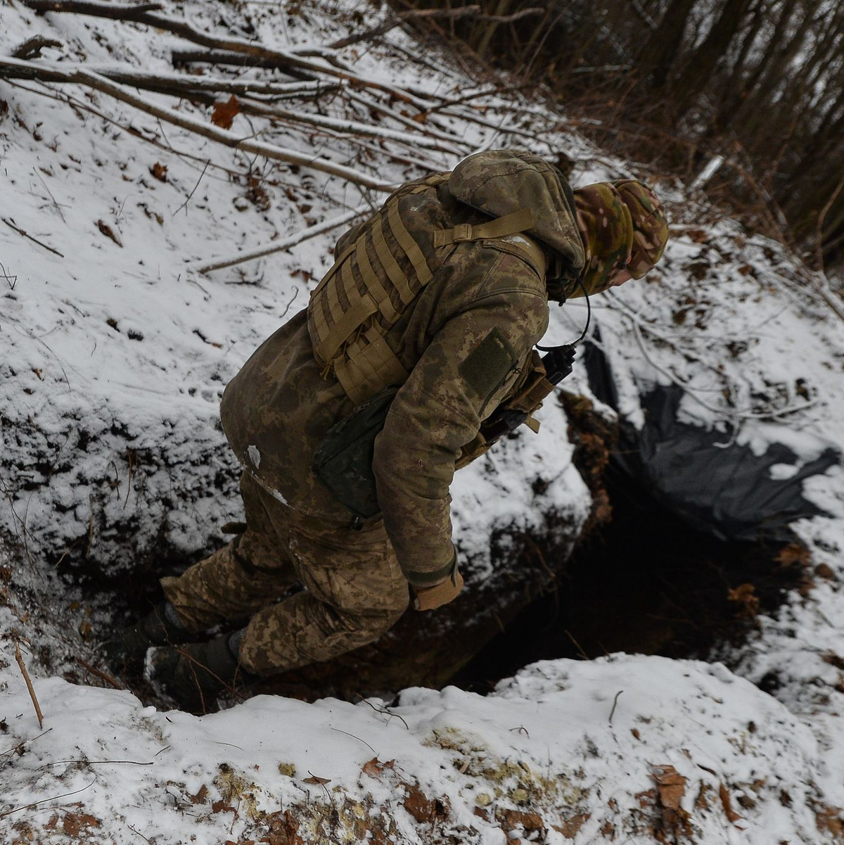 Ein ukrainischer Soldat geht in einen Unterstand in der Nähe einer Artilleriestellung. - Foto: Madeleine Kelly/ZUMA Press Wire/dpa