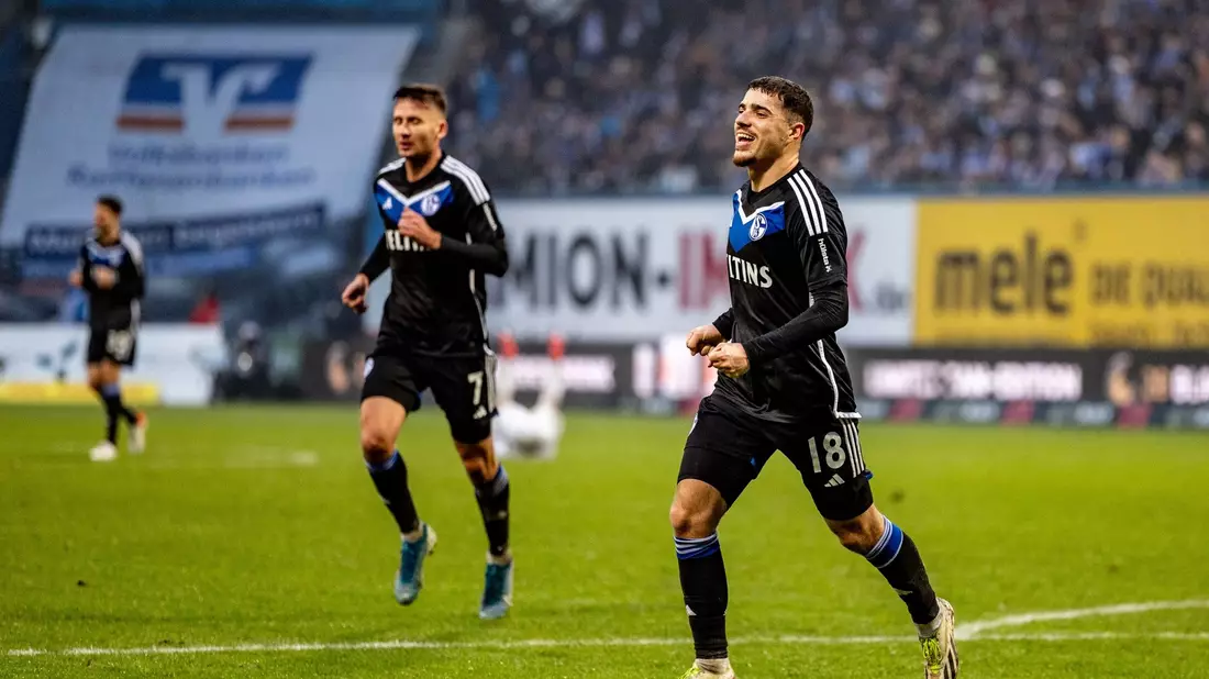 Traf zum Schalker 1:0 in Rostock: Blendi Idrizi (r). - Bild: Axel Heimken/dpa