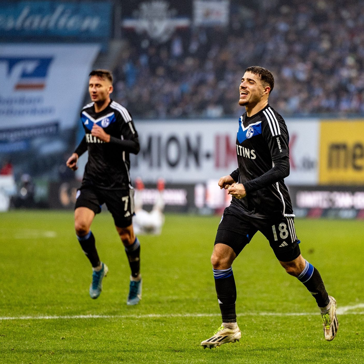 Traf zum Schalker 1:0 in Rostock: Blendi Idrizi (r). - Foto: Axel Heimken/dpa