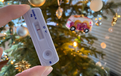 Ein negativer Schnelltest auf das Coronavirus. Auflagen zu Masken, Tests und Quarantäne wie noch im Winter 2022 gibt es jetzt nicht. - Foto: Julian Stratenschulte/dpa