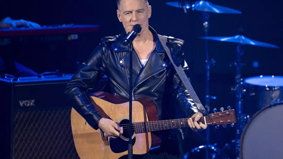 Der kanadische Musiker Bryan Adams tritt bei der Spendengala «Ein Herz für Kinder» auf. - Bild: Sebastian Christoph Gollnow/dpa