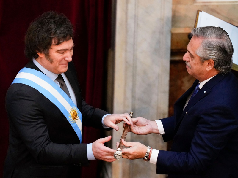 Javier Milei (l) erhält den Präsidentenstock von seinem Amtsvorgänger Alberto Fernandez. - Foto: Natacha Pisarenko/AP/dpa