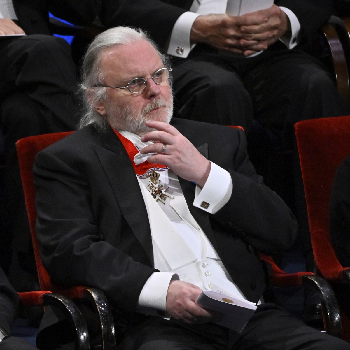 Jon Fosse bei der Nobelpreisverleihung in Stockholm. - Foto: Claudio Bresciani/TT News Agency/AP/dpa