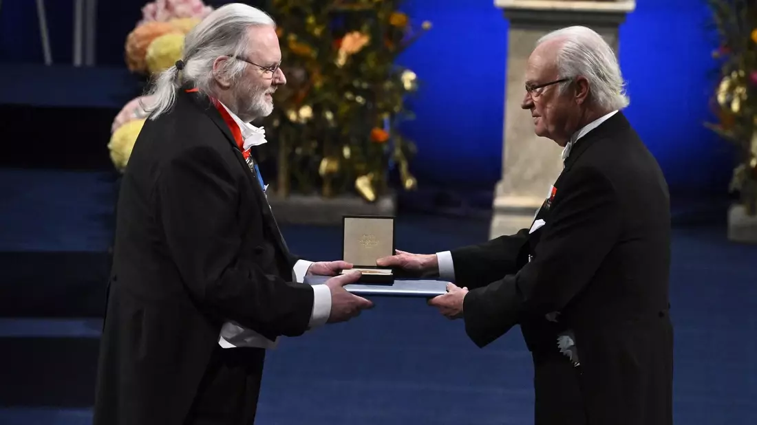 König Carl XVI. Gustaf von Schweden überreicht den Preis an Jon Fosse. - Bild: Claudio Bresciani/TT News Agency/AP/dpa