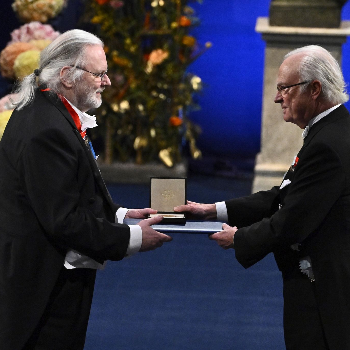 König Carl XVI. Gustaf von Schweden überreicht den Preis an Jon Fosse. - Foto: Claudio Bresciani/TT News Agency/AP/dpa