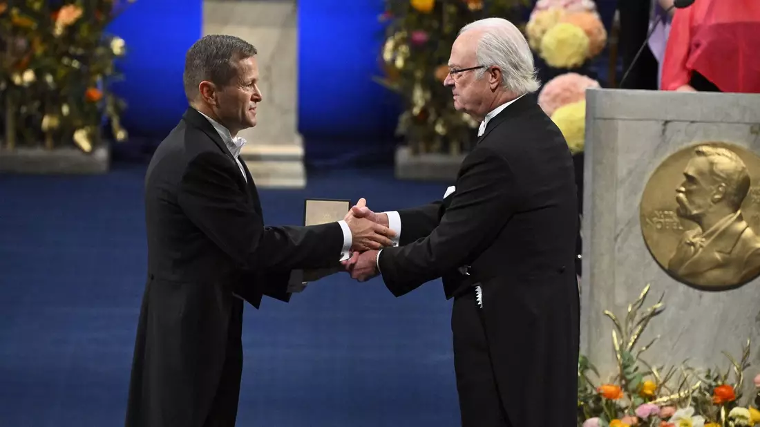 Ferenc Krausz (l) erhält den Nobelpreis für Physik 2023 von Schwedens König Carl XVI. Gustaf in Stockholm. - Bild: Claudio Bresciani/TT News Agency/AP/dpa