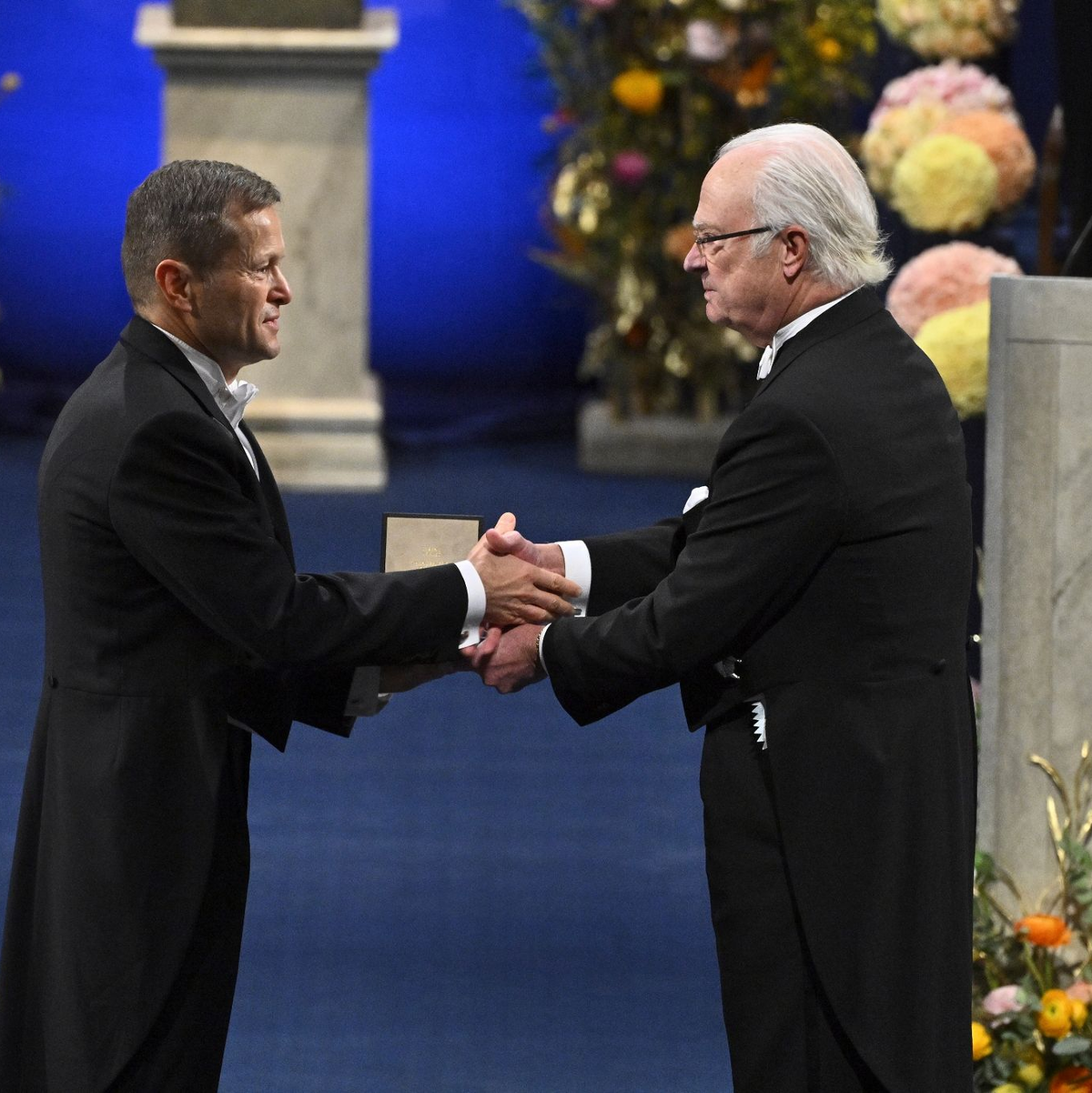 Ferenc Krausz (l) erhält den Nobelpreis für Physik 2023 von Schwedens König Carl XVI. Gustaf in Stockholm. - Foto: Claudio Bresciani/TT News Agency/AP/dpa