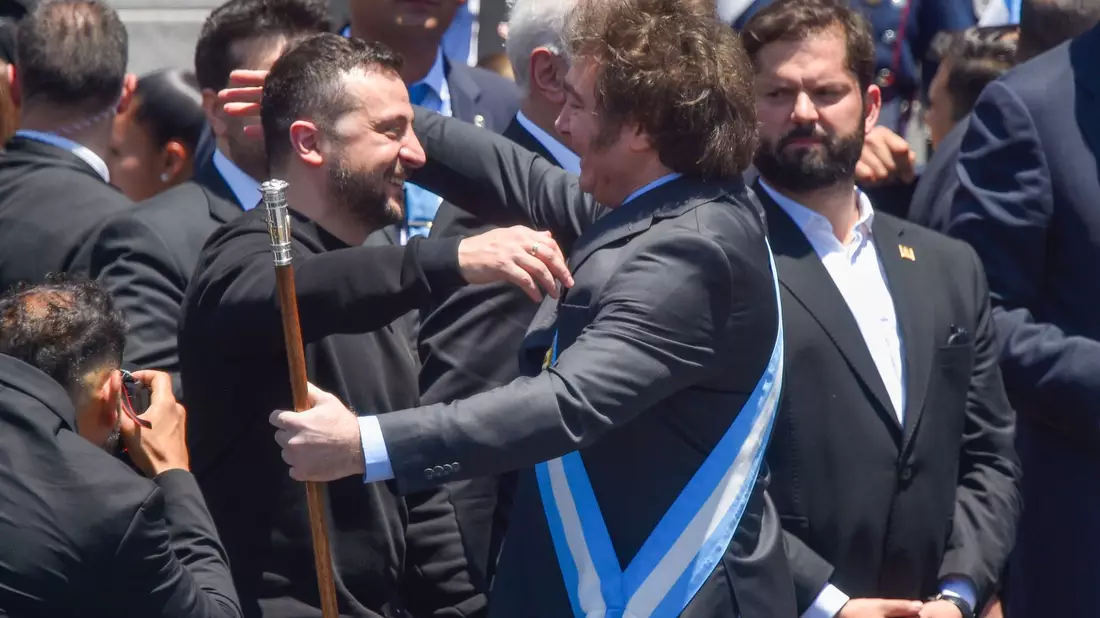 Umarmung in Buenos Aires: Wolodymyr Selenskyj (l) und Javier Milei. - Bild: Gustavo Garello/AP/dpa