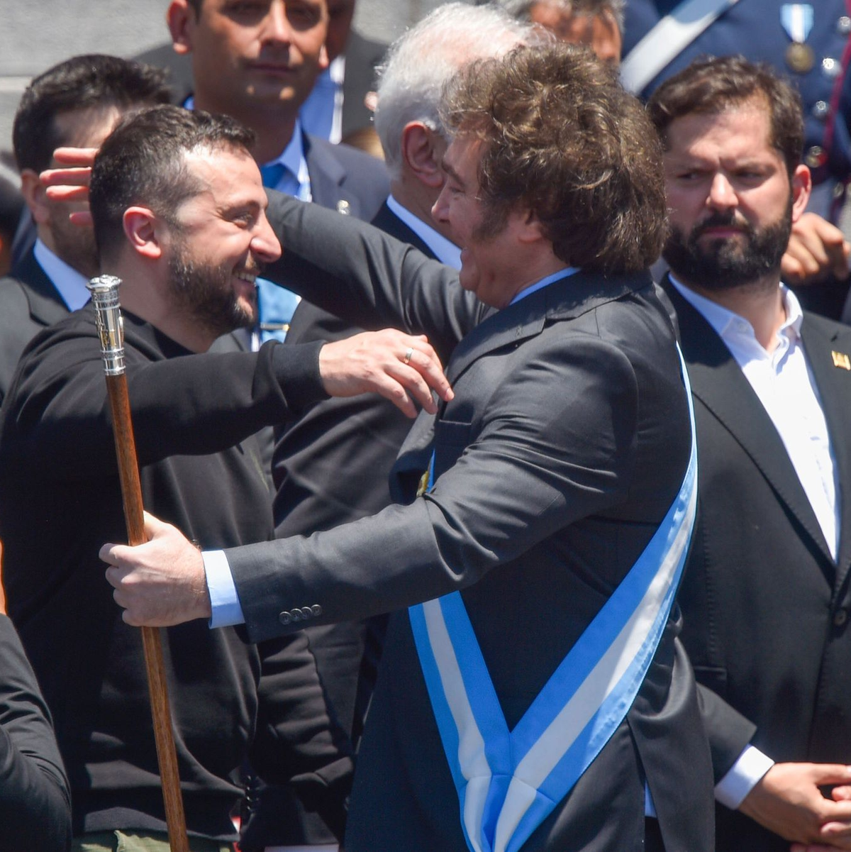 Umarmung in Buenos Aires: Wolodymyr Selenskyj (l) und Javier Milei. - Foto: Gustavo Garello/AP/dpa