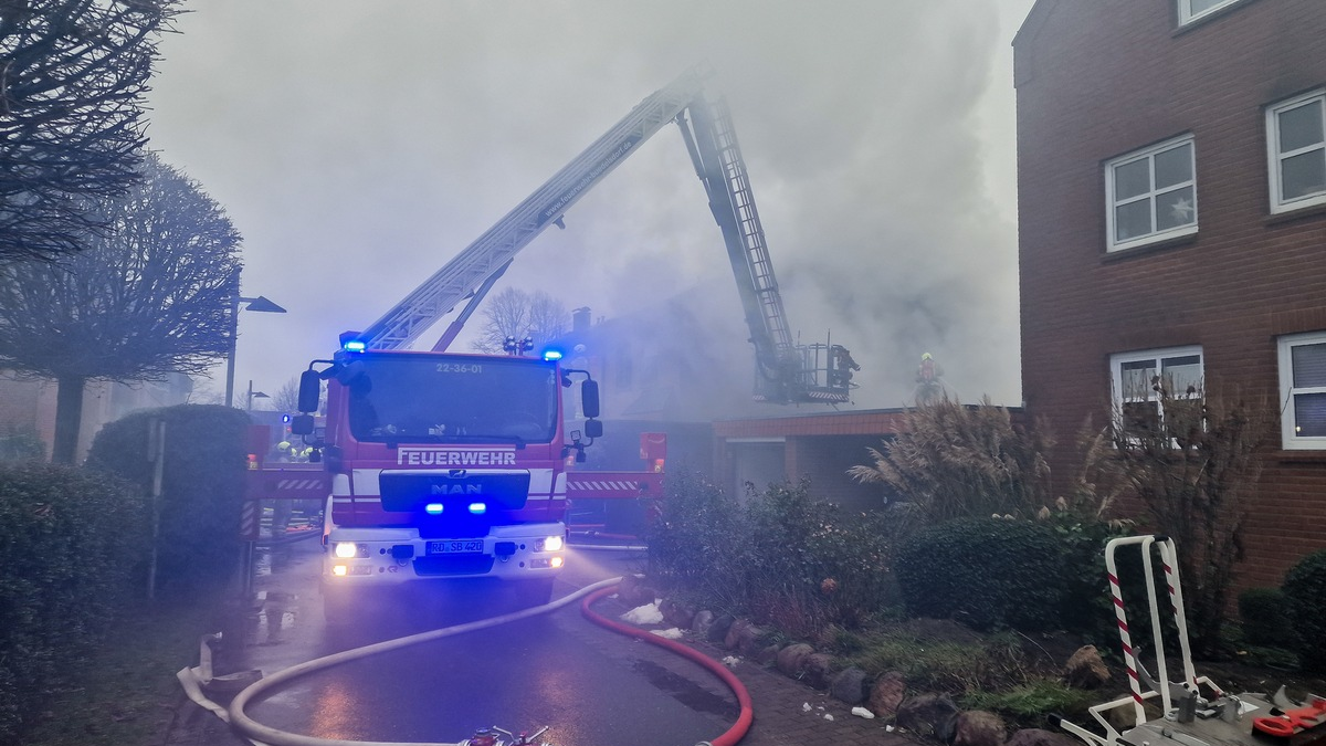 FW-RD: Feuer im Reihenhaus - Feuerwehr mit Großaufgebort im Einsatz - Foto: presseportal.de