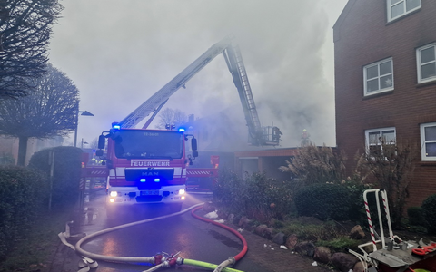 FW-RD: Feuer im Reihenhaus - Feuerwehr mit Großaufgebort im Einsatz - Foto: presseportal.de