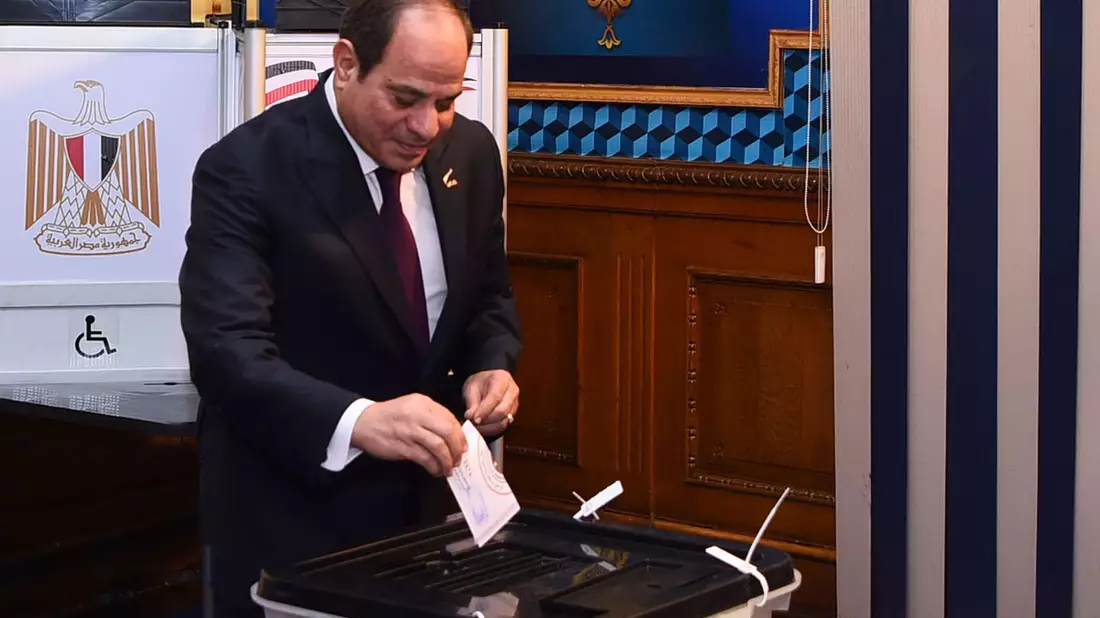 Präsident Abdel Fattah al-Sisi gibt in einem Wahllokal in Kairo seine Stimme ab. - Bild: Uncredited/Egyptian Presidency Media Office/AP/dpa
