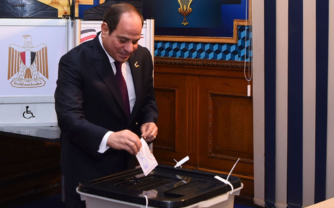 Präsident Abdel Fattah al-Sisi gibt in einem Wahllokal in Kairo seine Stimme ab. - Foto: Uncredited/Egyptian Presidency Media Office/AP/dpa