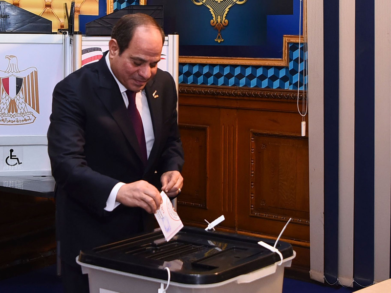Präsident Abdel Fattah al-Sisi gibt in einem Wahllokal in Kairo seine Stimme ab. - Foto: Uncredited/Egyptian Presidency Media Office/AP/dpa
