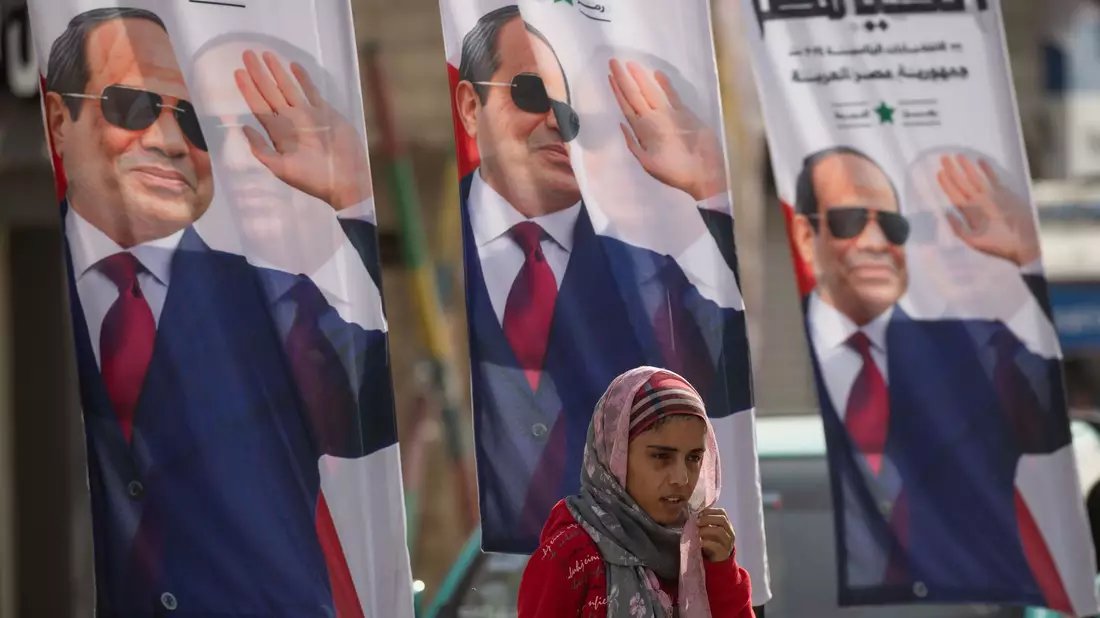Allgegenwärtig im Straßenbild: Plakaten mit dem Abbild des ägyptischen Präsidenten Abdel Fattah al-Sisi. - Bild: Gehad Hamdy/dpa