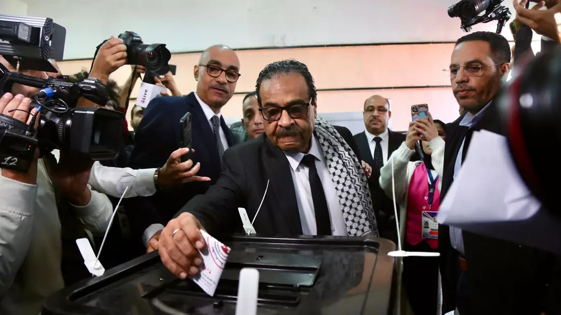 Chan cenlos: Farid Sahran, der wohl bekannteste von Al-Sisi Gegenkandidaten, bei der Stimmabgabe in Kairo. - Bild: Nader Nabel/dpa