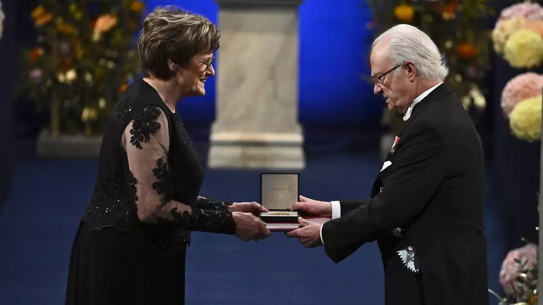 Beitrag zum größten Nutzen der Menschheit:  Katalin Karikó erhält  den Nobelpreis für Medizin aus den Händen von König Carl XVI. Gustaf. - Bild: Claudio Bresciani/TT News Agency/AP/dpa