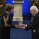 Beitrag zum größten Nutzen der Menschheit:  Katalin Karikó erhält  den Nobelpreis für Medizin aus den Händen von König Carl XVI. Gustaf. - Foto: Claudio Bresciani/TT News Agency/AP/dpa