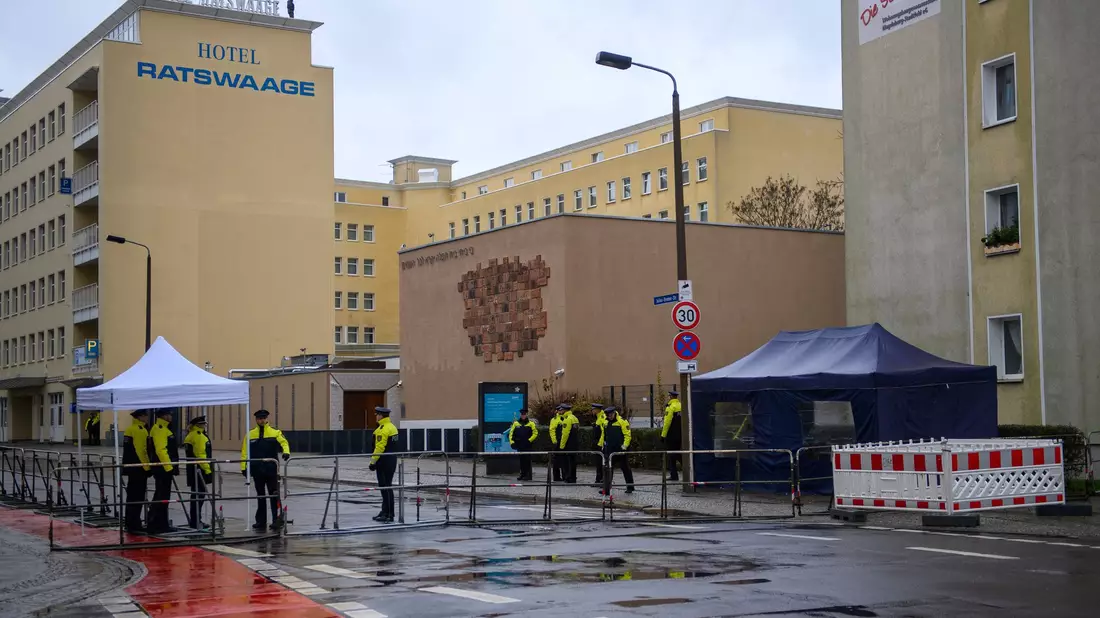 Polizisten sichern das Gelände um die Neue Synagoge in Magdeburg. - Bild: Klaus-Dietmar Gabbert/dpa
