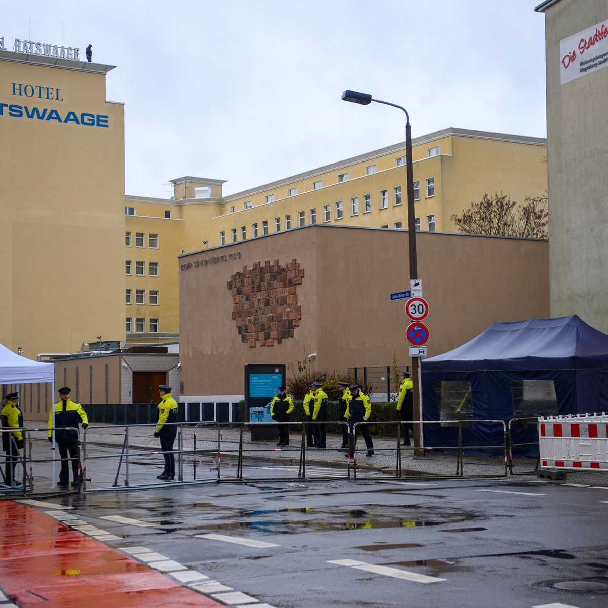 Polizisten sichern das Gelände um die Neue Synagoge in Magdeburg. - Foto: Klaus-Dietmar Gabbert/dpa
