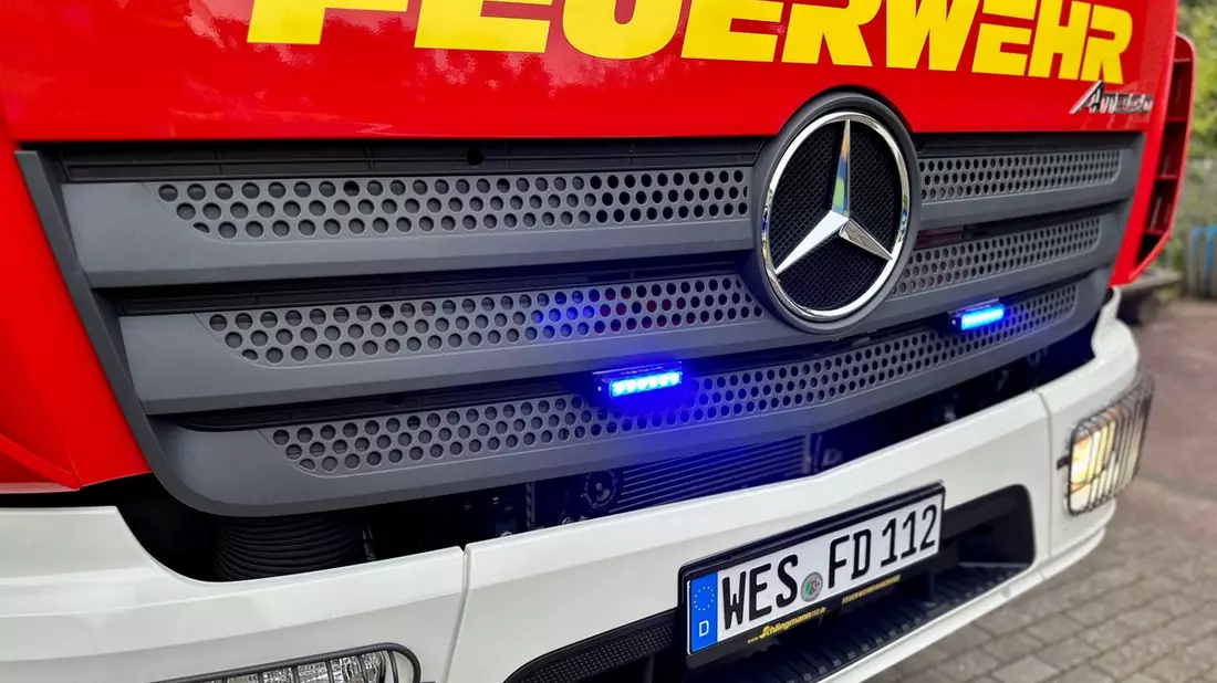 FW Hünxe: Straße durch umgestürzten Baum blockiert - Bild: presseportal.de