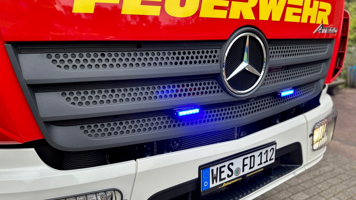 FW Hünxe: Straße durch umgestürzten Baum blockiert - Foto: presseportal.de