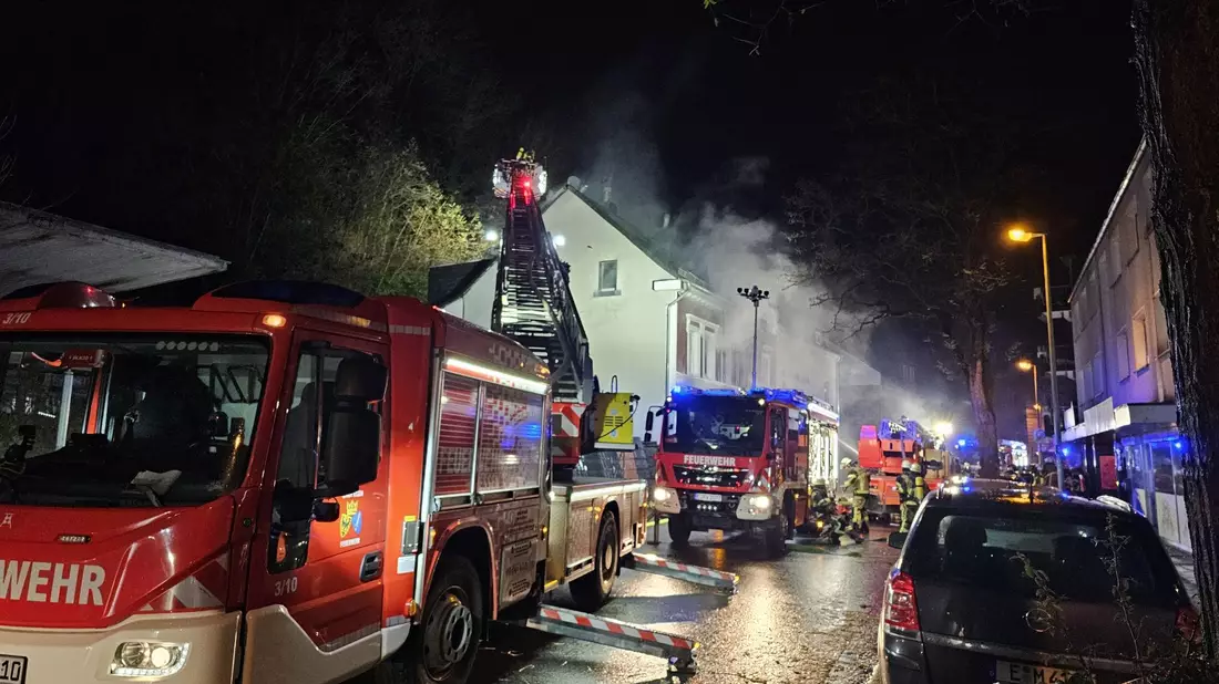 Feuerwehrleute löschen von einer Drehleiter aus. - Bild: Markus Gayk/dpa