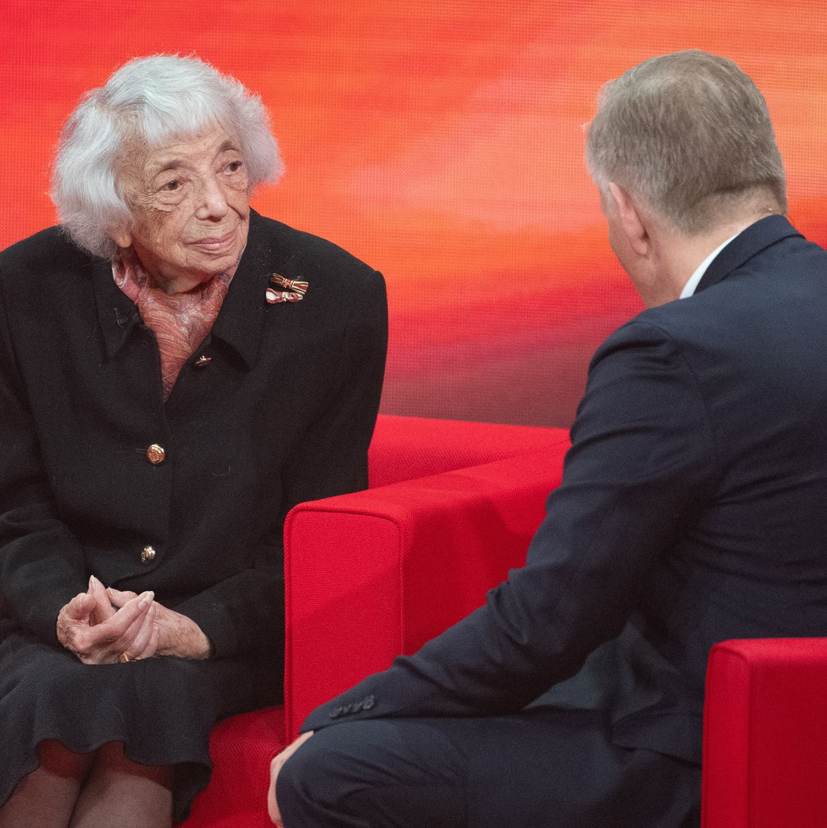 Moderator Johannes B. Kerner spricht während der TV-Spendengala «Ein Herz für Kinder» mit der Holocaust-Überlebenden Margot Friedländer. - Foto: Sebastian Gollnow/dpa