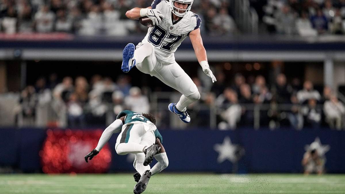 Jake Ferguson (87) setzte sich mit den Cowboys gegen die Philadelphia Eagles mit Kelee Ringo durch. - Foto: Sam Hodde/AP/dpa