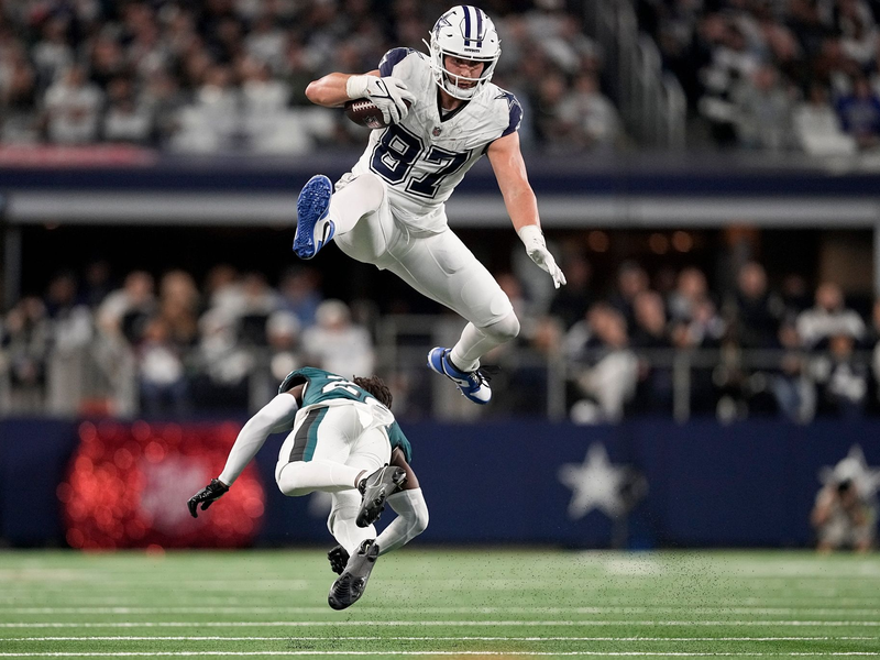 Jake Ferguson (87) setzte sich mit den Cowboys gegen die Philadelphia Eagles mit Kelee Ringo durch. - Foto: Sam Hodde/AP/dpa