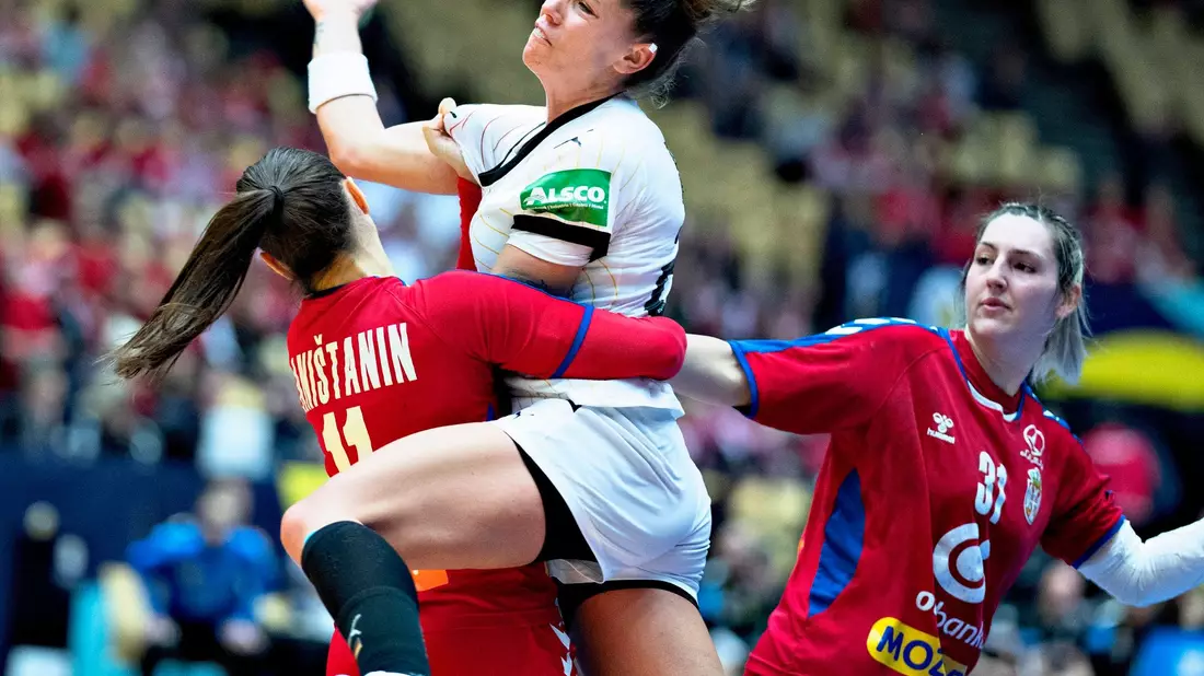 Spielt mit den DHB-Frauen um den Gruppensieg: Emily Bölk (M). - Bild: Henning Bagger/Ritzau Scanpix/AP/dpa
