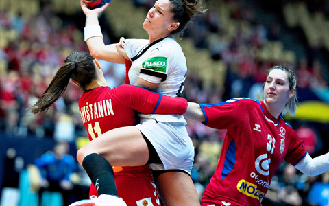 Spielt mit den DHB-Frauen um den Gruppensieg: Emily Bölk (M). - Foto: Henning Bagger/Ritzau Scanpix/AP/dpa