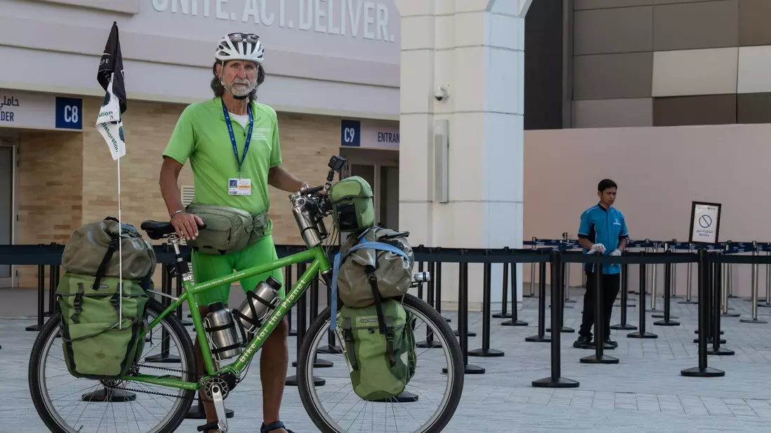Der Umweltschützer Michael Evertz ist mit dem Fahrrad von Berlin nach Dubai gereist. - Bild: Hannes P. Albert/dpa