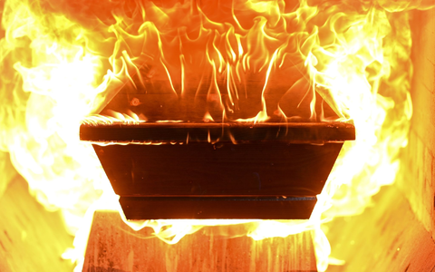 Ein Sarg fängt Feuer, nachdem er in den Ofen des Krematoriums hineingefahren wurde. - Foto: Felix Kästle/dpa