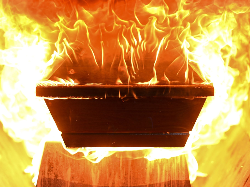 Ein Sarg fängt Feuer, nachdem er in den Ofen des Krematoriums hineingefahren wurde. - Foto: Felix Kästle/dpa