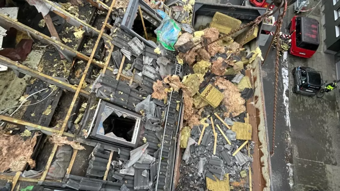 FW-E: Explosion in einem Mehrfamilienhaus - eine verstorbene Person gefunden - Bild: presseportal.de