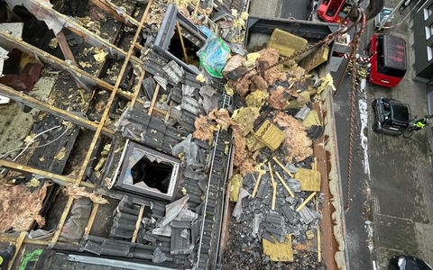 FW-E: Explosion in einem Mehrfamilienhaus - eine verstorbene Person gefunden - Foto: presseportal.de