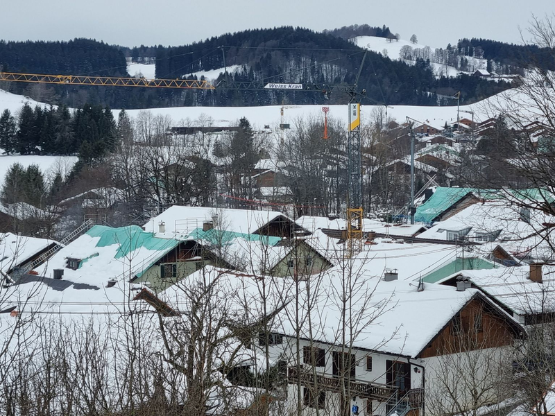 Bei einem Hagelsturm wurden mehrere Dächer in Bad Bayersoien beschädigt. - Foto: Michael Faulhaber/dpa
