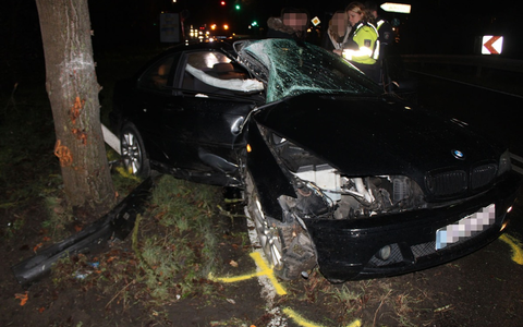 POL-RBK: Rösrath - Pkw mit drei alkoholisierten Insassen kollidiert mit Baum - Foto: presseportal.de