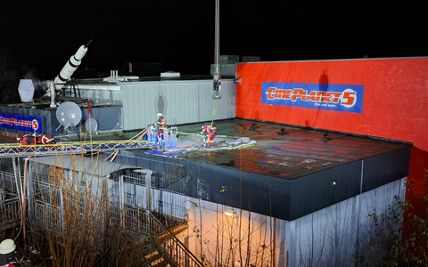 FW Bad Segeberg: Technischer Hilfeleistungseinsatz am Bad Segeberger Kino - Foto: presseportal.de