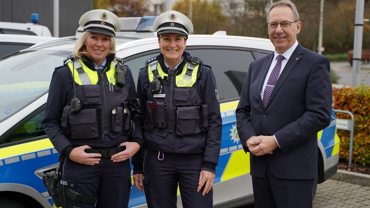 POL-GM: Landrat begrüßt zwei neue Bezirksdienstbeamtinnen in Wiehl - Foto: presseportal.de