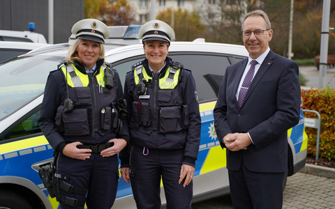 POL-GM: Landrat begrüßt zwei neue Bezirksdienstbeamtinnen in Wiehl - Foto: presseportal.de