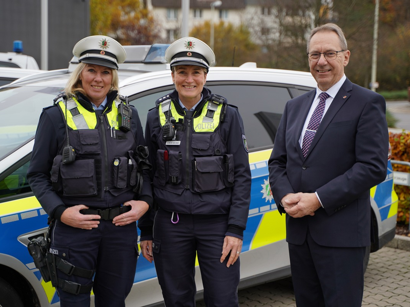 POL-GM: Landrat begrüßt zwei neue Bezirksdienstbeamtinnen in Wiehl - Foto: presseportal.de