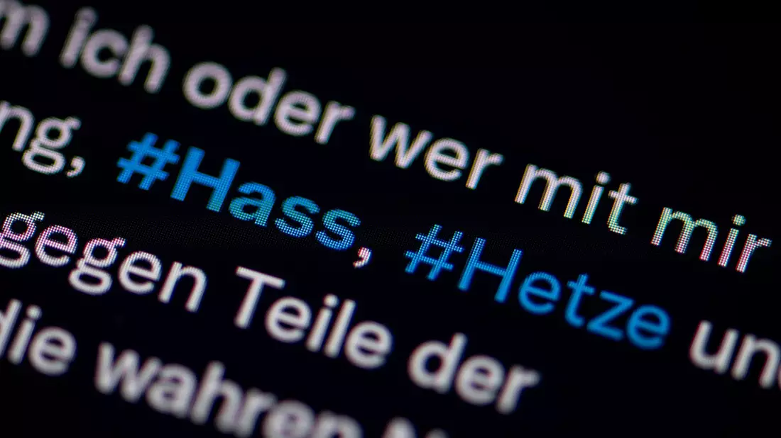 Einer Statistik zufolge sahen sich Jüngere Internetnutzende häufiger mit Hate Speech im Netz konfrontiert als ältere. (Symbolbild) - Bild: Fabian Sommer/dpa