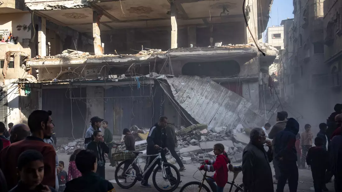 Palästinenser stellen sich in Rafah für eine kostenlose Mahlzeit an. - Bild: Fatima Shbair/AP/dpa