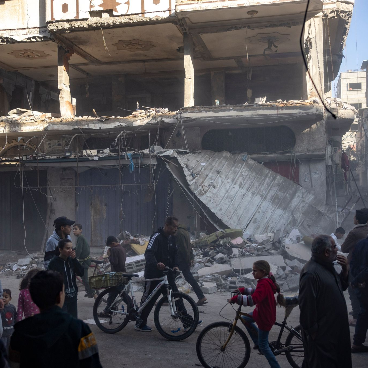 Palästinenser stellen sich in Rafah für eine kostenlose Mahlzeit an. - Foto: Fatima Shbair/AP/dpa