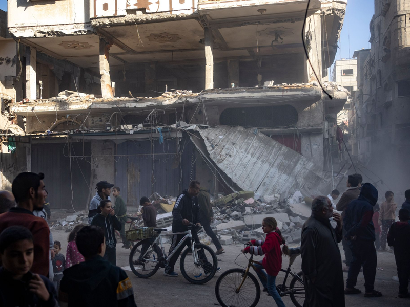 UN-Angaben zufolge hungert inzwischen die Hälfte der Bevölkerung im Gazastreifen. - Foto: Fatima Shbair/AP/dpa