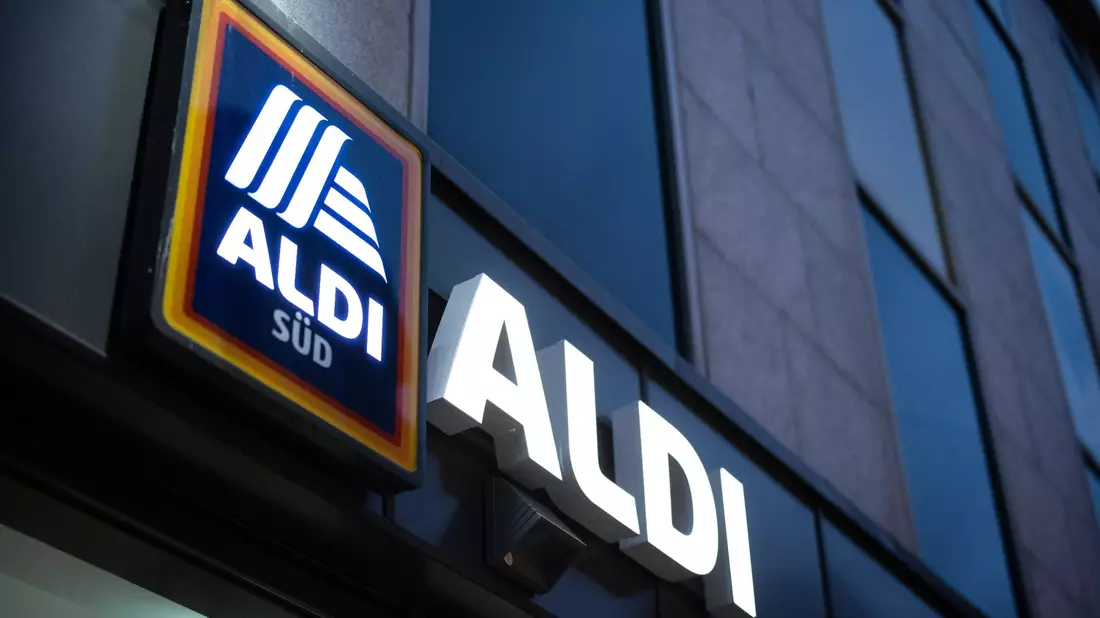 Das Logo einer Aldi-Süd-Filiale: Wie geht es weiter mit dem Lieferdienst des Discounters? - Bild: Marcel Kusch/dpa